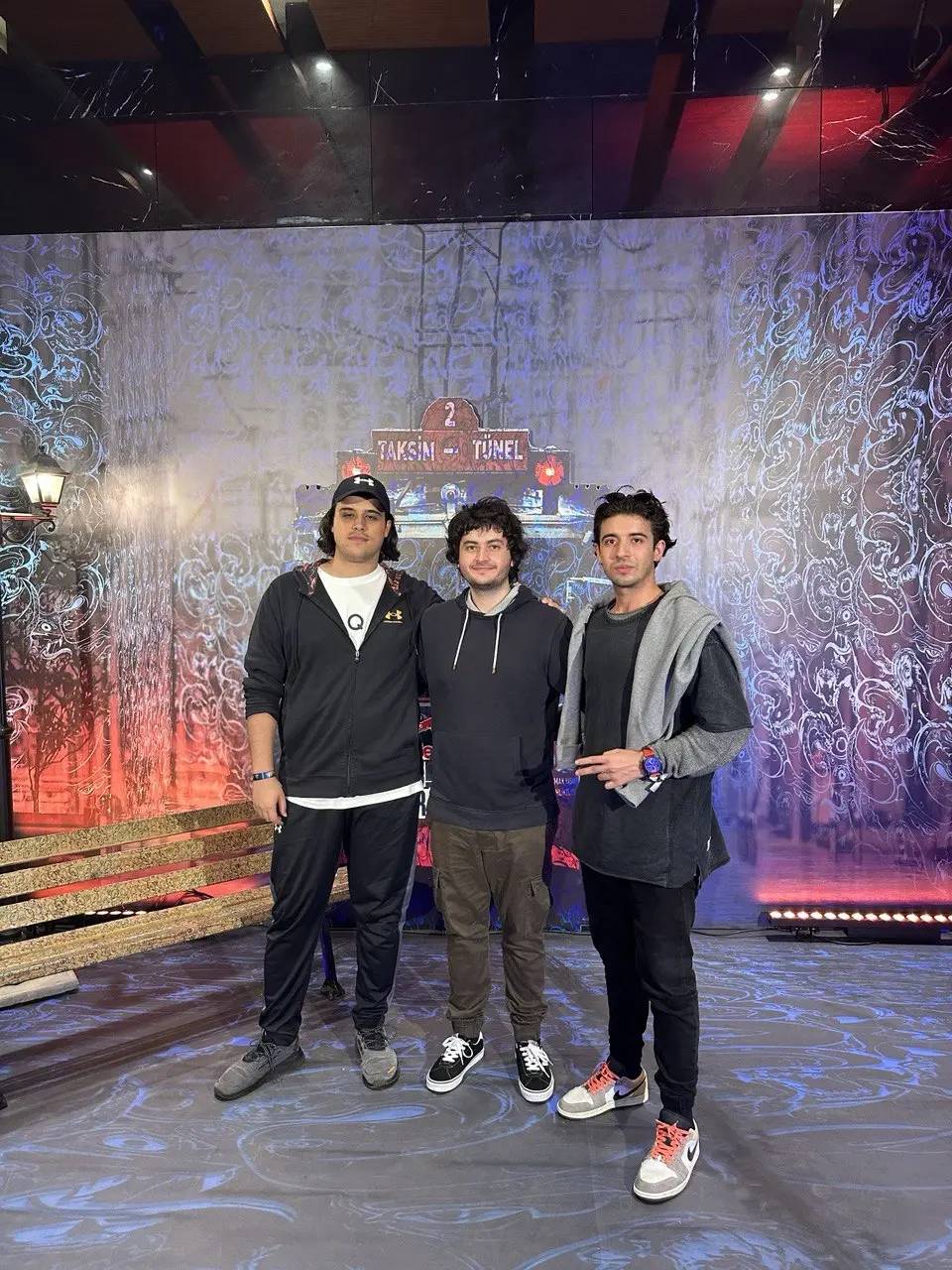 GRAINZ Studio kurucuları Burak Gökmen Çelik, Abdülkadir Maslak ve Burak Yüzgüç Riot etkinliği Valorant maçı Redbull eventinde